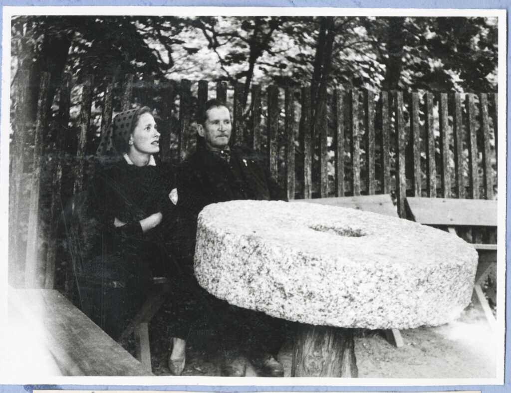 „Dionizo Poškos baublių saugotojas Bardauskas“. Albumas „Aplink Lietuvą 1970 m.“ Nuotr. autor. Stanislovas Gediminas Ilgūnas.